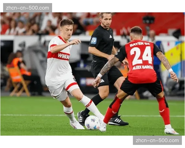 终场哨响，勒沃库森中场维尔茨低头久久未语